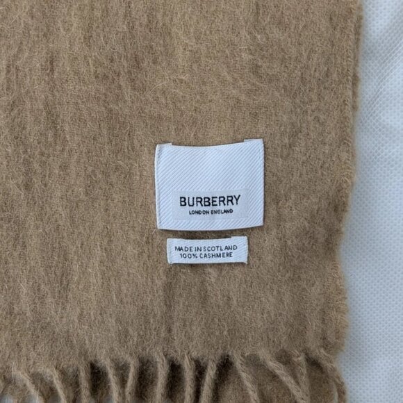 Pre-Owned Burberry Beige Cashmere Scarf – Unisex – Luxury Winter Accessory. - Picture 2 of 6